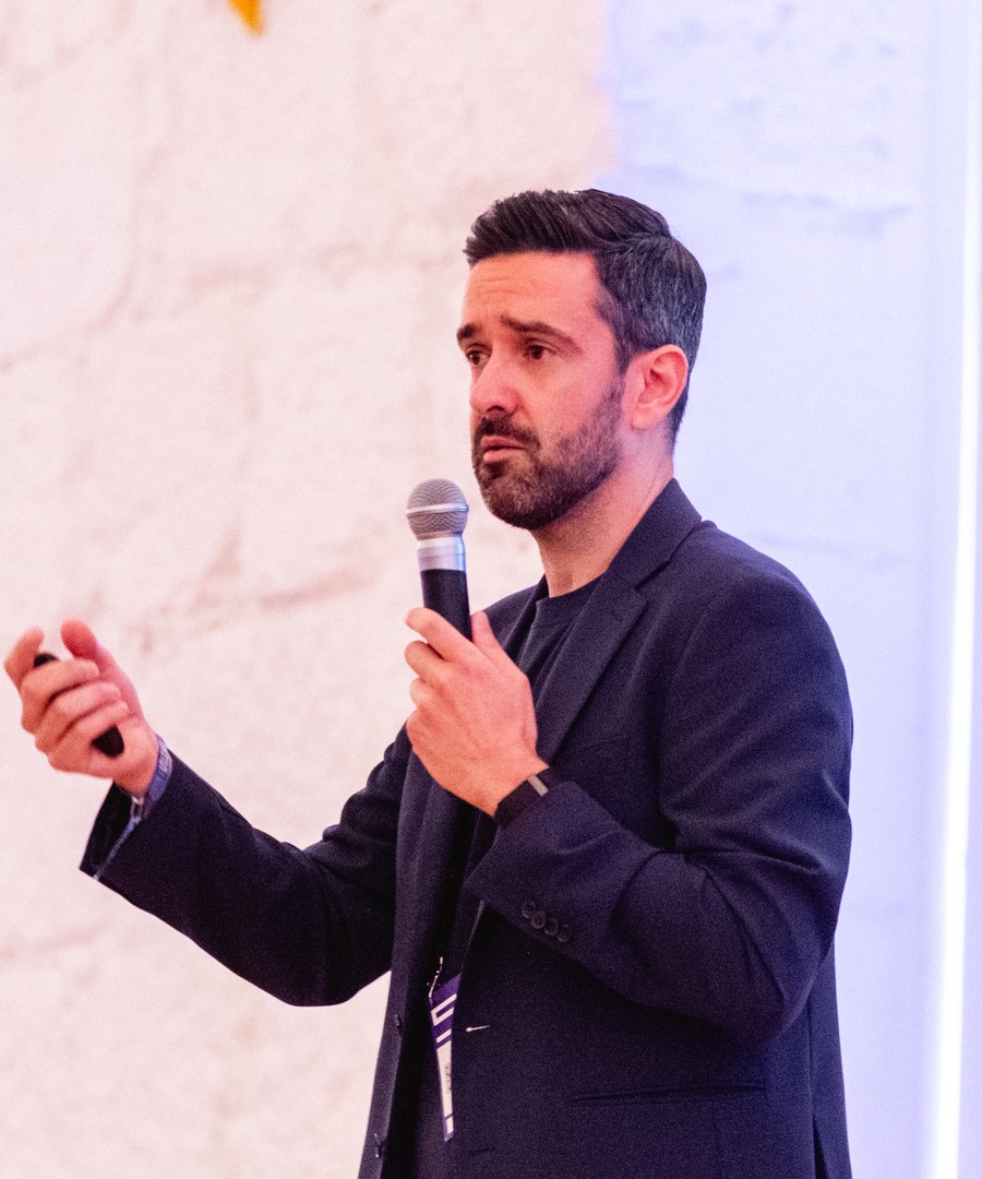 Rui Neves Ferreira speaking at a founder readiness session